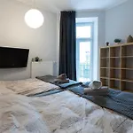 Essence Of Lodz-145m!central-secured-comfy18ppl!&freeparking Lodz