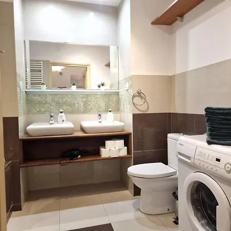 Essence Of Lodz-145m!central-secured-comfy18ppl!&freeparking *